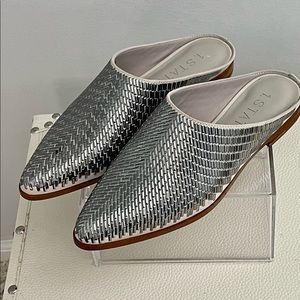 Brand new 1. State BATEN Pointed
Toe Mules Studded Malt Microsuede